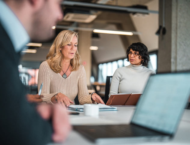 Consultation professionnelle dans un entrepÃ´t avec tablette pour accompagner le choix des emballages