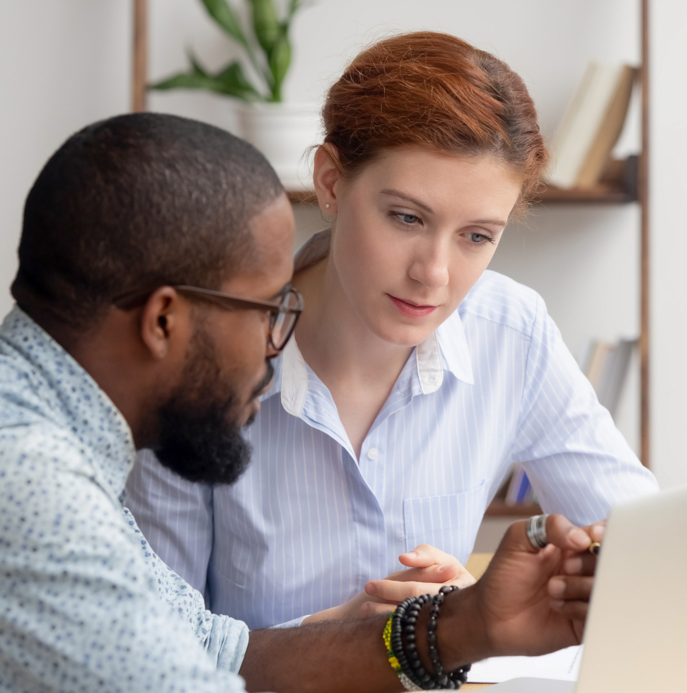 Deux collÃ¨gues analysant des donnÃ©es pour anticiper les Ã©colutions rÃ©glementaire et les tendances de l'Ã©conomie circulaire