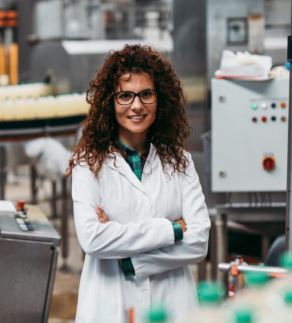 Personne en blouse blanche dans une usine agroalimentaire, illustrant les marquages on et off pack