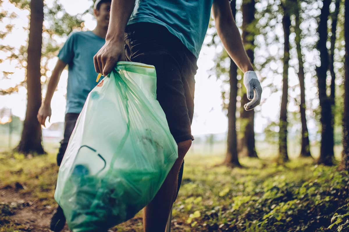 Groupe de collecte qui ramasse des dÃ©chets abandonnÃ©s dans la forÃªt.