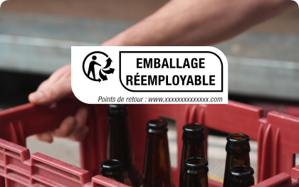 Caisse contenant des bouteilles avec une Ã©tiquette indiquant Â« Emballage rÃ©employable Â», illustrant la signalÃ©tique de rÃ©emploi.