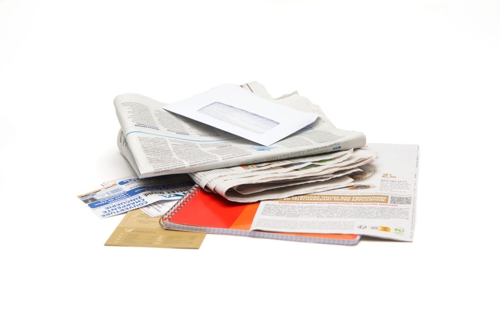Pile de papiers graphiques comprenant journaux, enveloppes et brochures