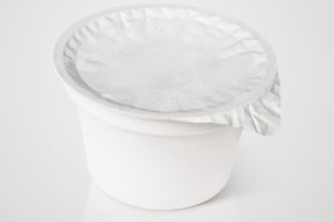 Pot en plastique avec opercule en aluminium