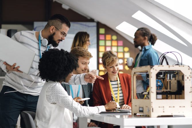 Collaborateurs dans un bureau