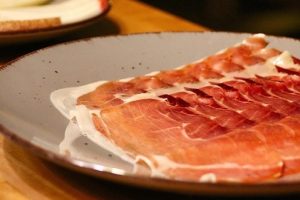 Aoste tranche dans ses barquettes de jambon