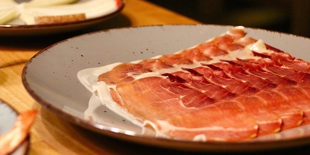 Aoste tranche dans ses barquettes de jambon