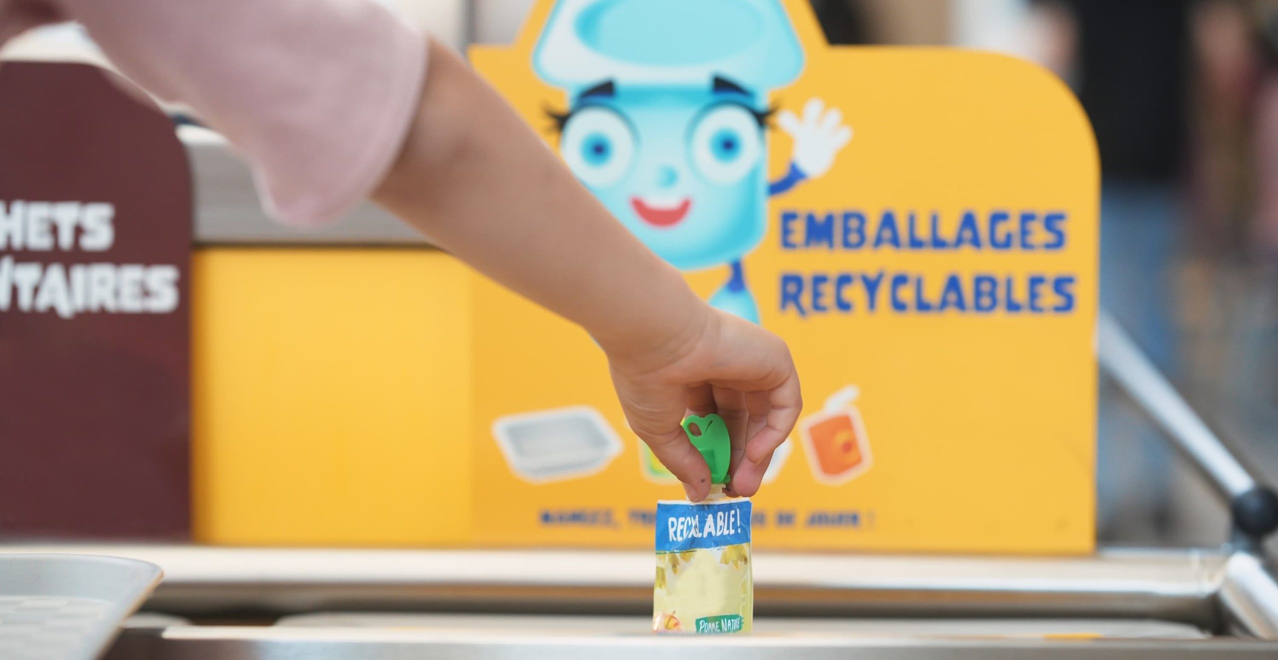 Cantine enfant qui trie une compote