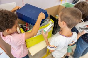 Des enfants trient des emballages
