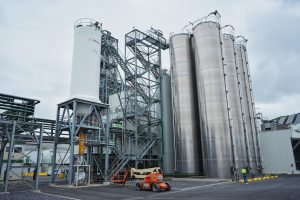 La boucle du pot de yaourt en polystyrène est bouclée